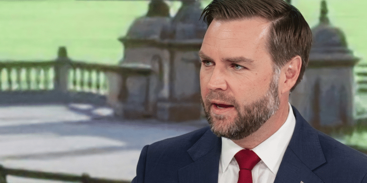 J.D. Vance criticó al Patido Demócrata por llenar a Estados Unidos de inmigrantes mediante políticas inseguras.