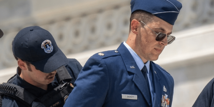 Un militar de la Fuerza Aérea exigió desde el Capitolio la destitución de Donald Trump y J.D. Vance.