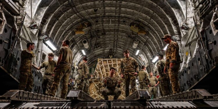 Militares estadounidenses se despliegan en aeropuerto de Maiquetía en Venezuela