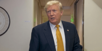 Donald Trump ofrece declaraciones desde avión presidencial
