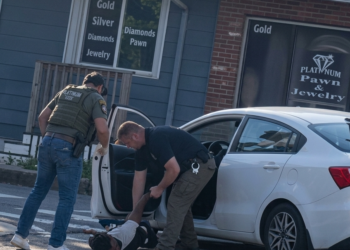 El presidente Donald Trump rechazó la suspensión de controles de tráfico del ICE tras la muerte de dos inmigrantes en Maine y Texas.