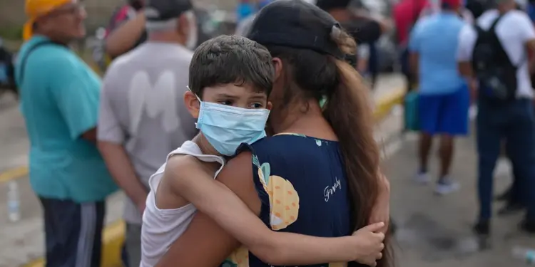 Niño en brazos de una mujer tras terremotos en Venezuela